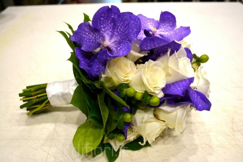 Bouquet con orchidee Vanda e rose